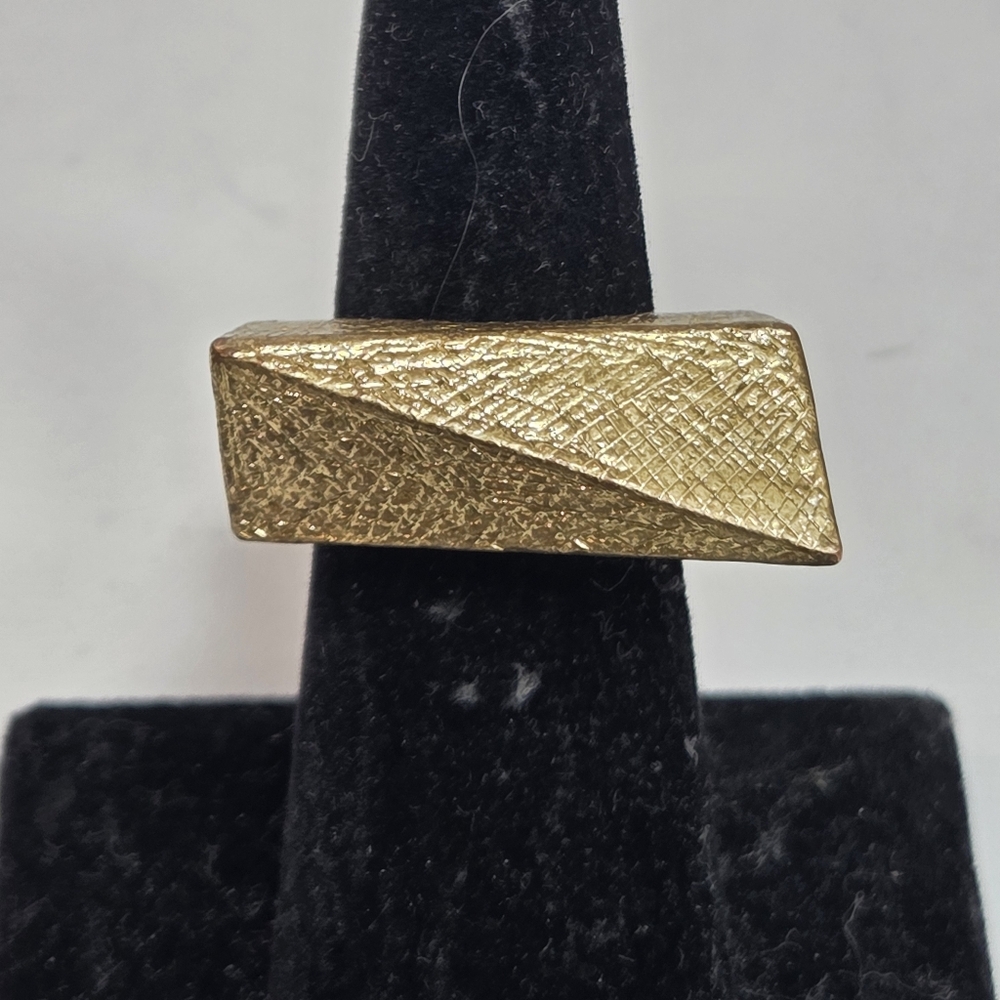 big bold chunky textured asymetrical ring sz 6 BCBGmaxazria gold tone costume